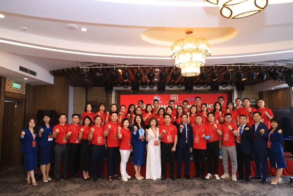 SLEADER và các thành viên tham gia hội nghị Chiến lược của Công ty CP Bảo Tín Mạnh Hải chụp ảnh lưu niệm